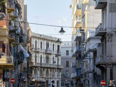 Nonostante ci� il colpo d�occhio � splendido, grazie anche all�edificio bianco in stile �veneziano� sullo sfondo: � palazzo Zippitelli, simbolo di quella piazza Carabellese che ospita l�edicola votiva della Madonna che d� il nome al rione